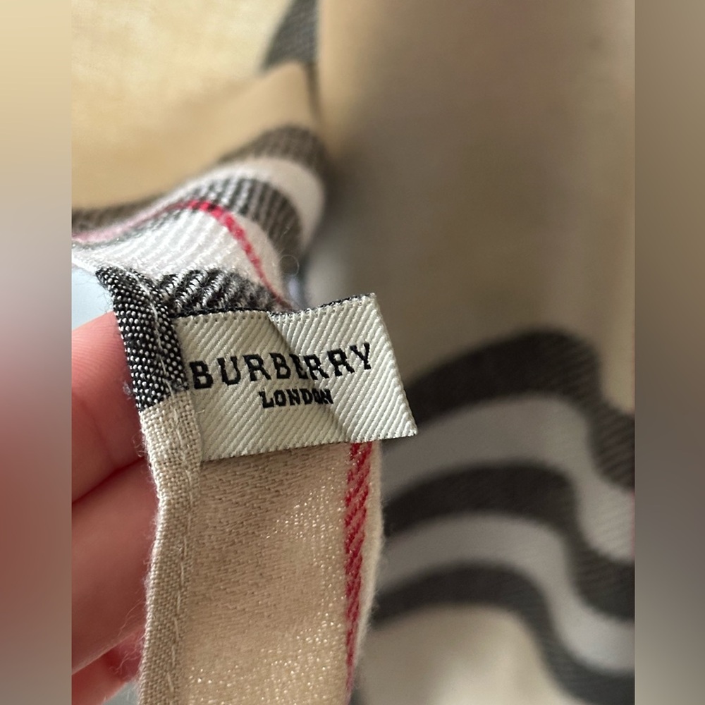 BURBERRY London Large Cashmere & Silk Heritage Check Scarf - Picture 9 of 12